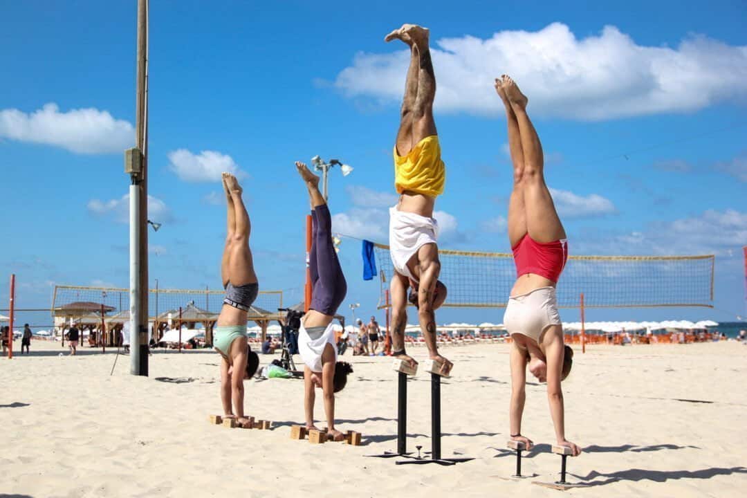 תרגול עמידת ידיים בסטודיו סטרדאל תל אביב – תרגול בקבוצה קטנה