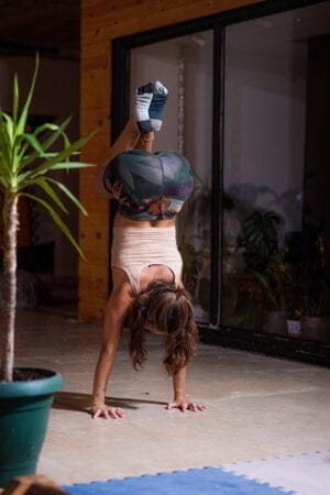 עמידת ידיים משקל גוף