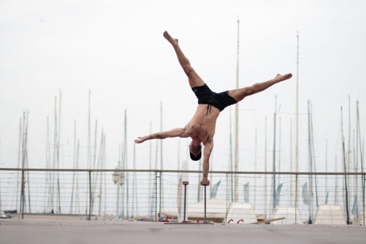 עמידת ידיים על יד אחת