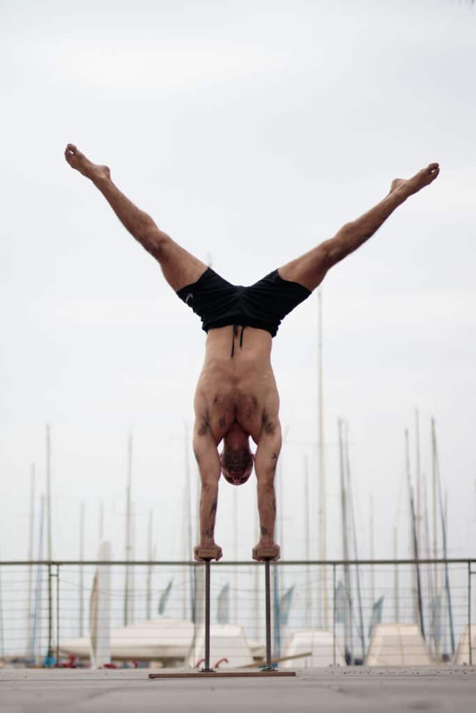 אימון עמידת ידיים קבוצתי Straddle תל אביב