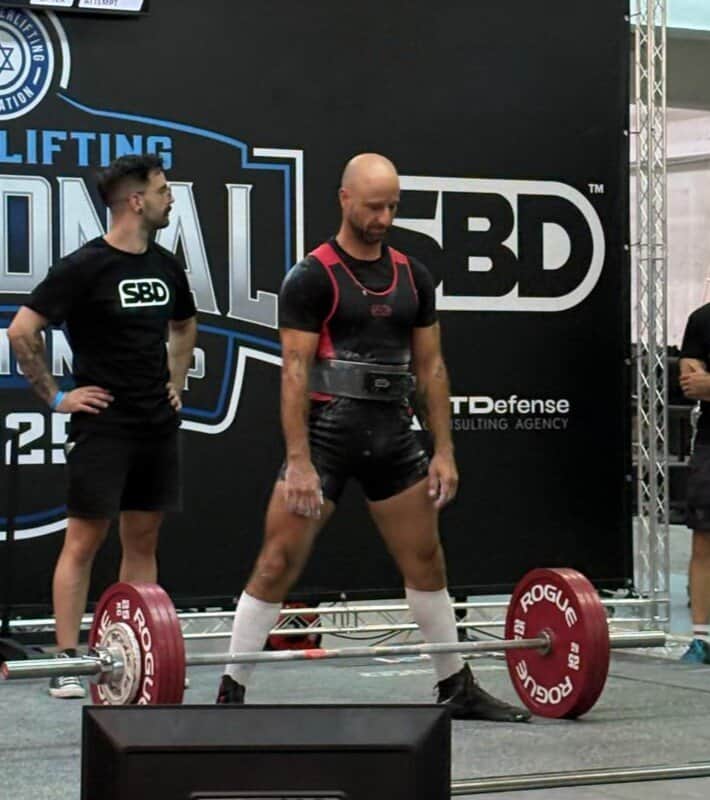 אימון כוח קבוצתי בסטודיו סטרדאל תל אביב – עבודה עם מוט אולימפי